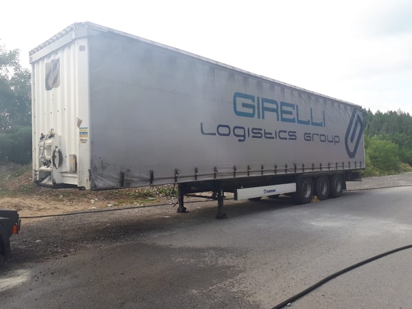 TIR încărcat cu hârtie, în flăcări pe DN 76 3