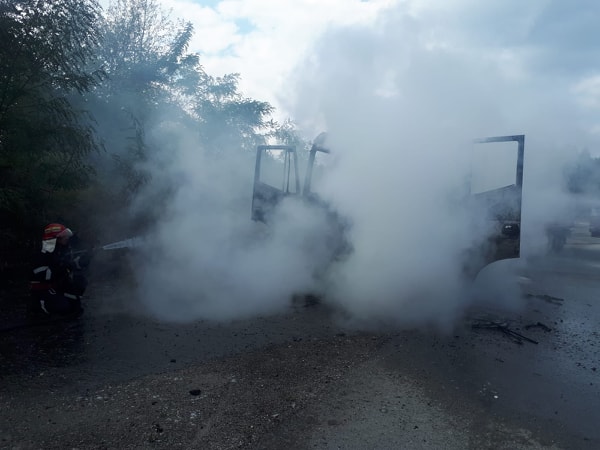 TIR încărcat cu hârtie, în flăcări pe DN 76 4