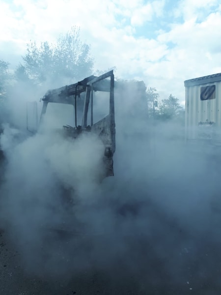 TIR încărcat cu hârtie, în flăcări pe DN 76 5