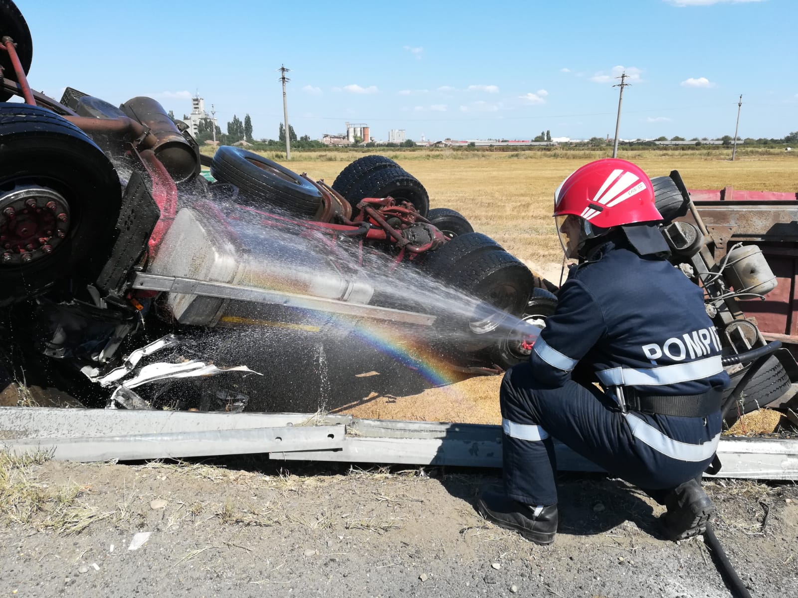 TIR răsturnat, încărcat cu cereale, între autostrada A1 și DN7 2